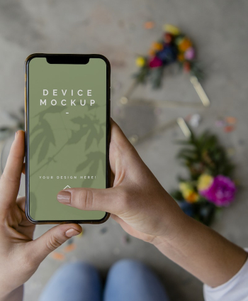 Woman using a mobile screen | Free PSD Mockup - rawpixel