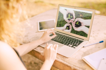 Woman using laptop mockup in nature Free Psd