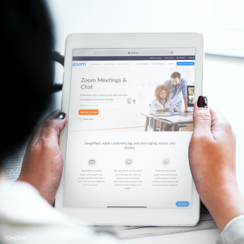 Woman using video conference application on a tablet mockup with edito.. | Free  photo - 2311354