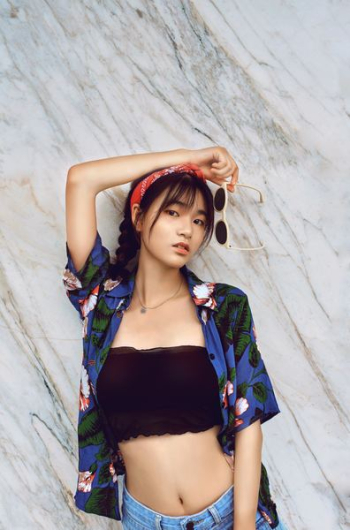 woman wearing black tube top woman wearing black tube top
