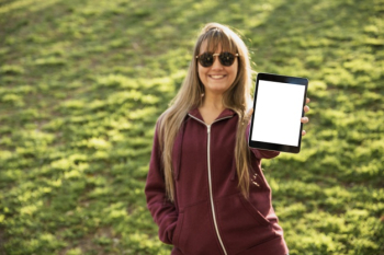 Woman with sunglasses holding tablet Free Photo