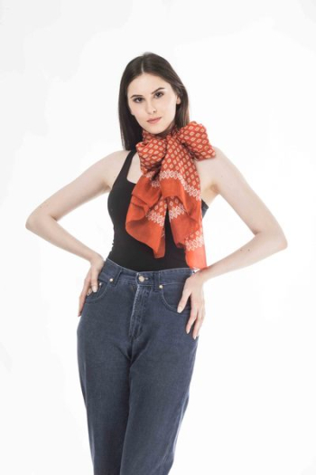 Women's Black Tank Top With Blue Denim Jeans Outfit Women's Black Tank Top With Blue Denim Jeans Outfit