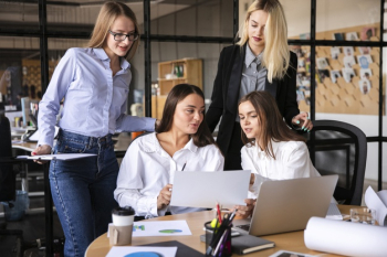 Women at work using electronic devices Free Photo