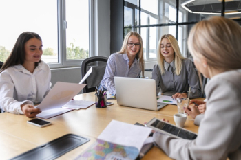 Women team meeting to plan the strategy Free Photo