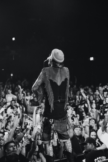 Yelawolf pumping the crowd up Yelawolf pumping the crowd up