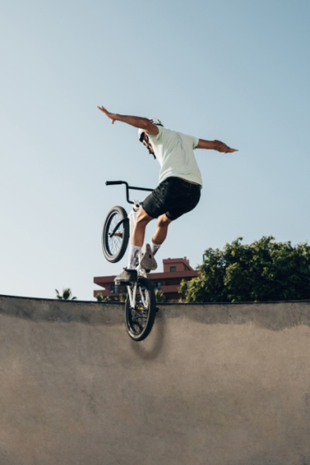 Young athlete doing tricks on his bicycle Free Photo