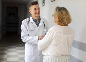 Young doctor talking with woman on hospital hall Free Photo Young doctor talking with woman on hospital hall Free Photo