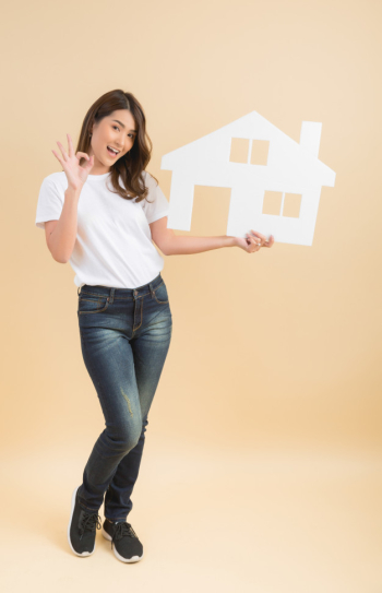 Young happy asian couple presenting the symbols of house Free Photo Young happy asian couple presenting the symbols of house Free Photo