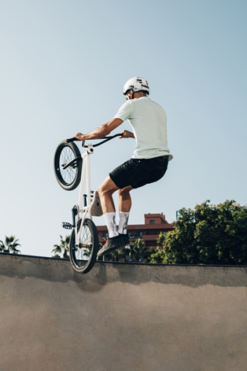 Young man doing tricks on his bicycle Free Photo