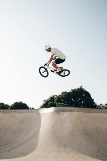 Young man riding bmx bicycle on a ramp Free Photo