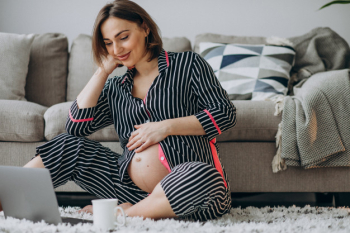 Young pregnant woman working on computer at home Free Photo