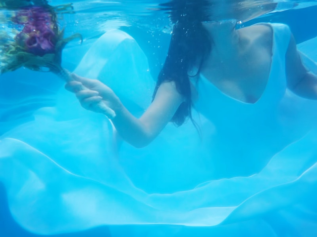 Bride under water. Free public | Free Photo - rawpixel