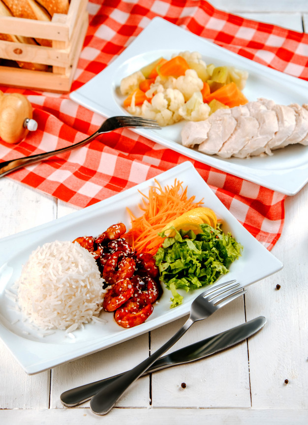 Chicken main courses with various garnishes Free Photo