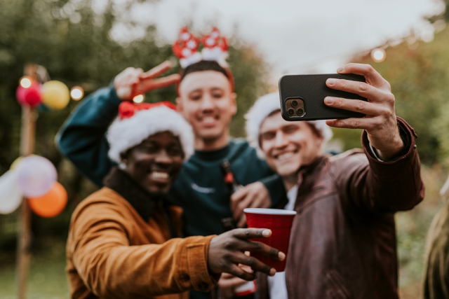 Diverse friends taking a group | Free Photo - rawpixel