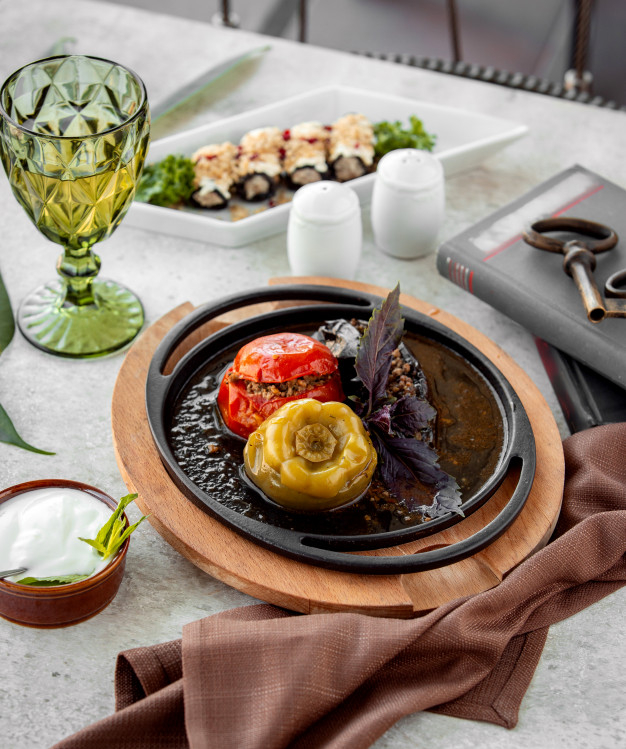 Eggplant dolma with tomato and belly pepper Free Photo