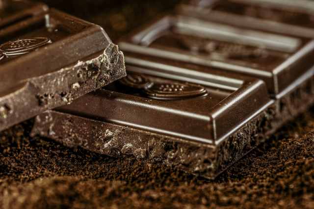 Free dark chocolate bar photo, | Free Photo - rawpixel