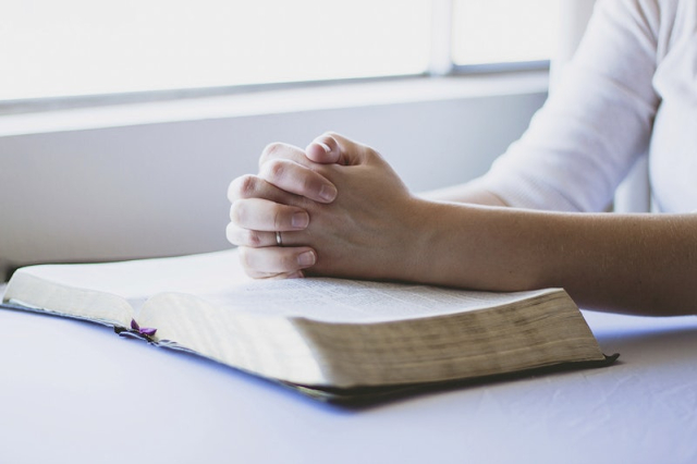 Free hands praying on bible | Free Photo - rawpixel