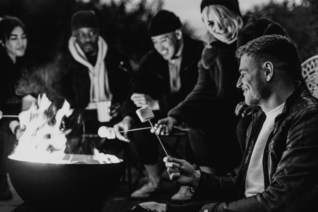 Friends enjoying s'mores and marshmellow | Free Photo - rawpixel