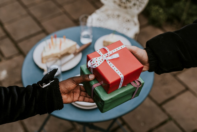 Friends exchanging gifts at a Christmas | Free Photo - rawpixel