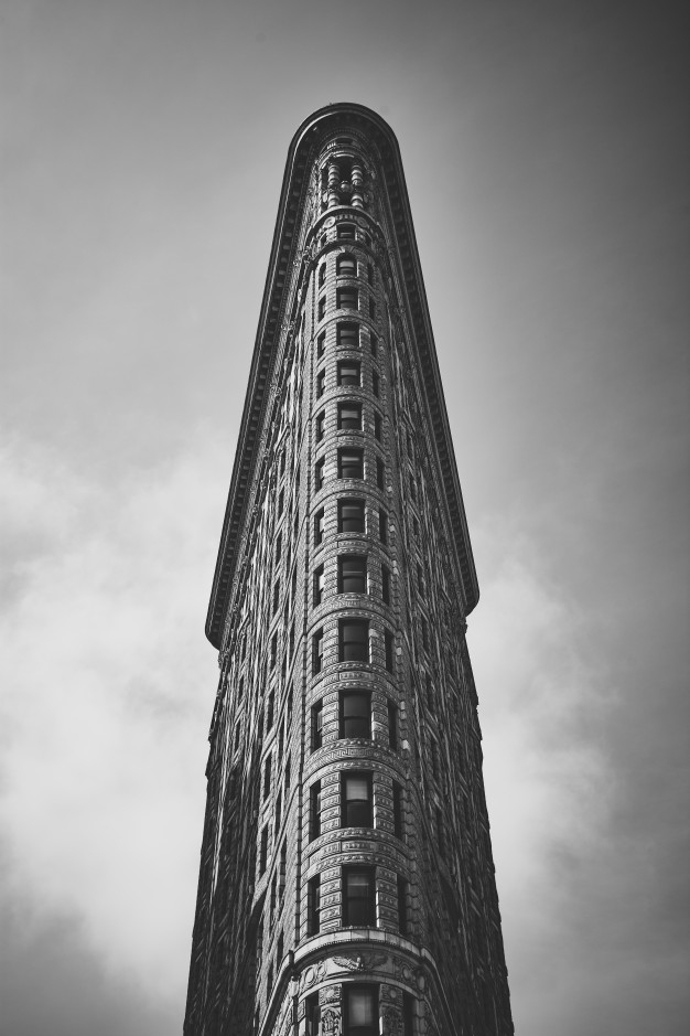 Low angle grayscale shot of the curious flatiron building in manhattan, new york city, usa Free Photo