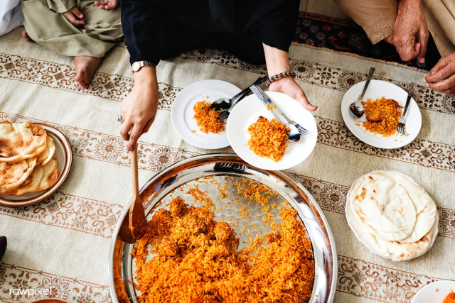 Muslim family having dinner on the floor | Free stock photo - 425856