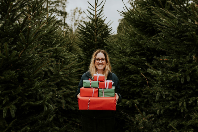 Smiling woman carrying many boxes | Free Photo - rawpixel