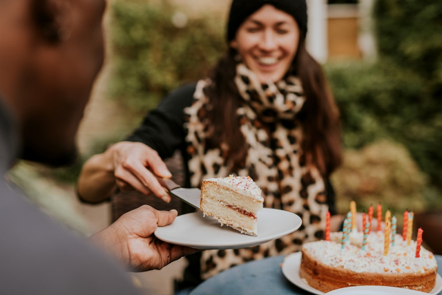 Woman distributing pieces of cake | Free Photo - rawpixel